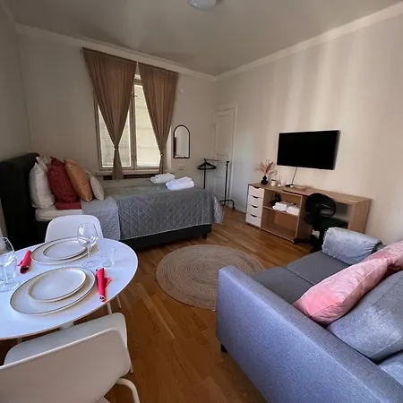 Your Chic Vibrant Airbnb Хельсинки