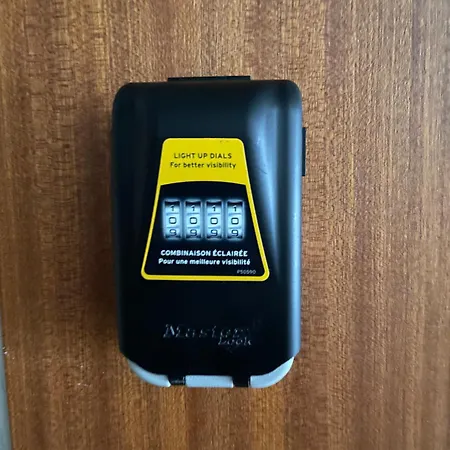 Your Chic Vibrant Airbnb 4*