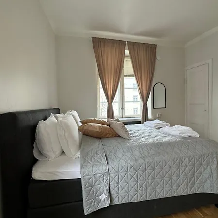 Your Chic Vibrant Airbnb 4*