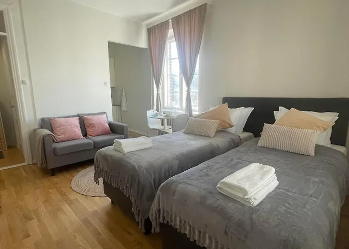 Your Chic Vibrant Airbnb Bed and breakfast 4*