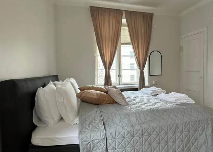 Your Chic Vibrant Airbnb 4*