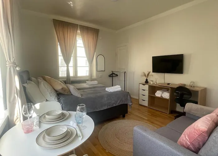 Bed and Breakfast Your Chic Vibrant Airbnb 4*