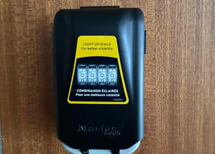 Your Chic Vibrant Airbnb 4*