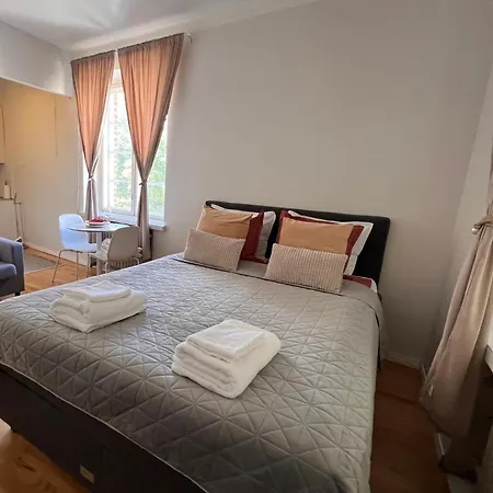 Your Chic Vibrant Airbnb هلسنكي